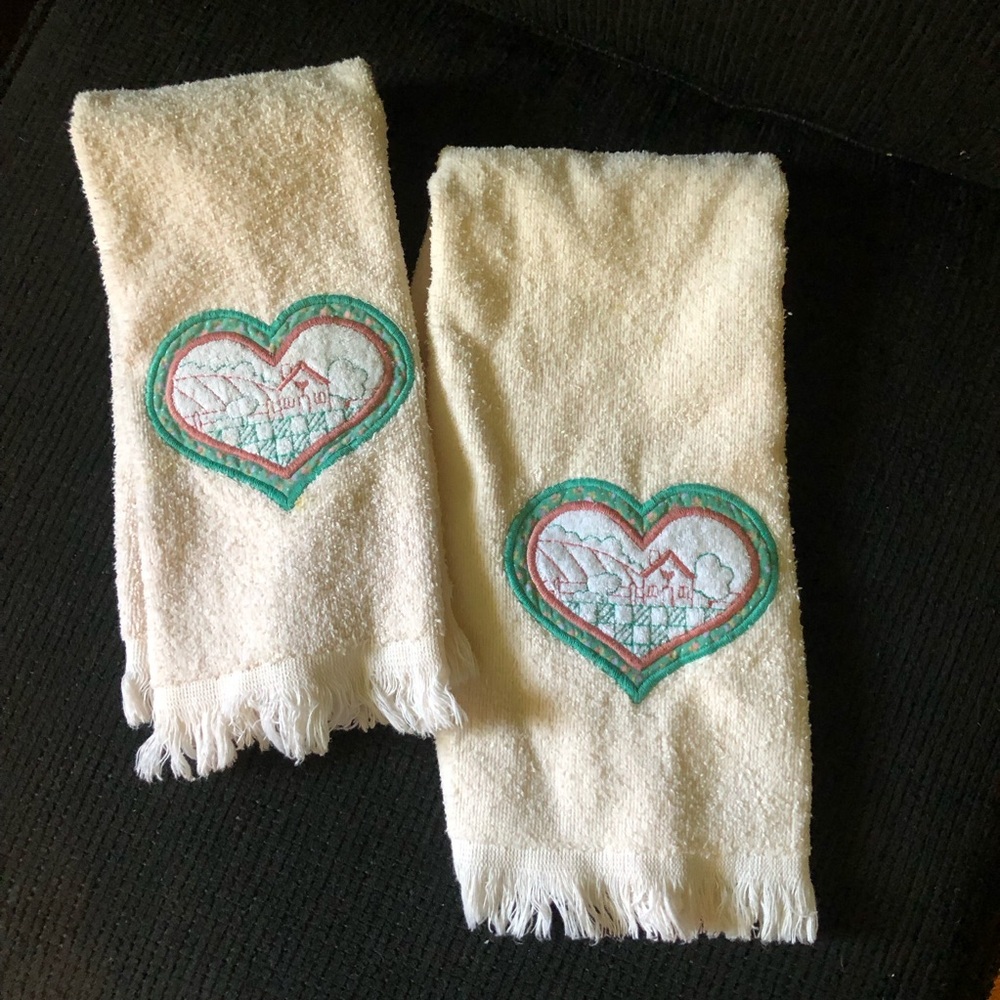 7468 VTG Embroidered Heart Hand Towels Set 2 Fringe Cream Pink Green Made USA